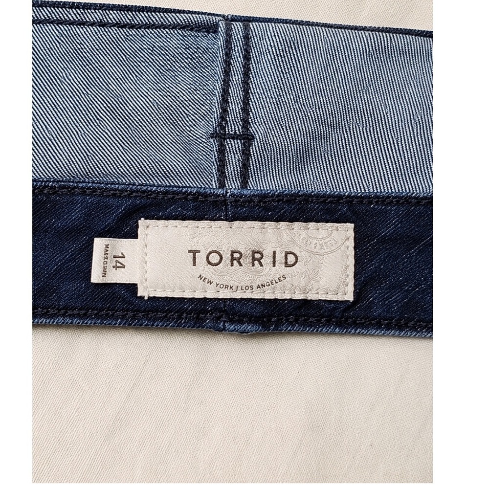 Torrid Denim Shorts Size 14 Dark Wash Lace Up Sides Button Fly Mid Rise - Picture 4 of 6
